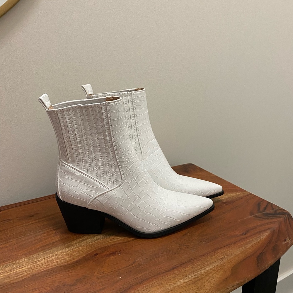 Nasty gal / Zara vibes / white boots / booties / size 7